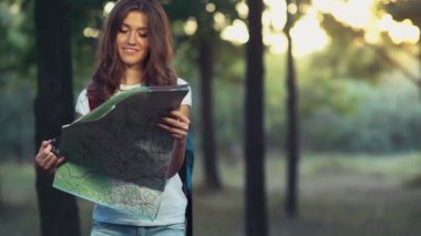 genç kadın, orman yavaş çekimde bir harita