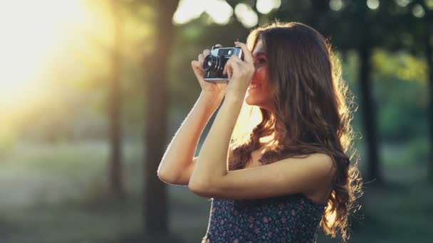 fiatal nő vesz egy régi lassú kameramozgás képek