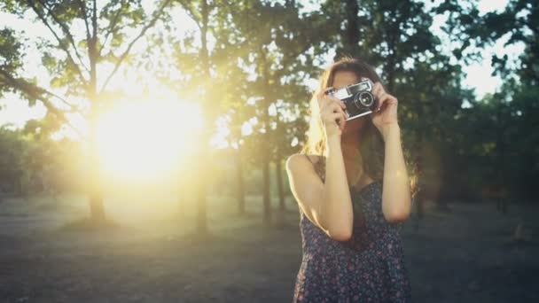 Jeune femme prend des photos avec un vieil appareil photo au ralenti — Video