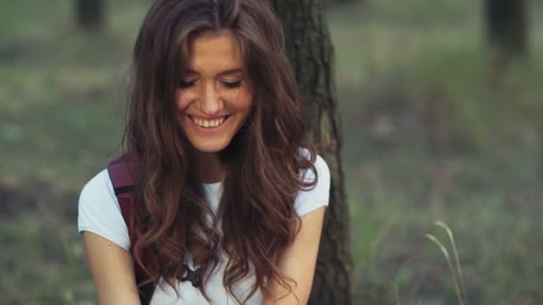 Hembra joven con un mapa y brújula en el bosque cámara lenta — Vídeo de stock