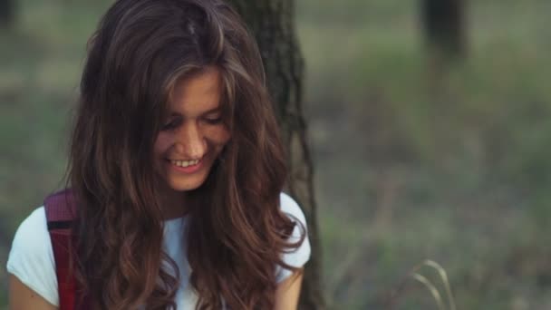 Femmina sorridente con mappa e bussola nel bosco slow motion — Video Stock