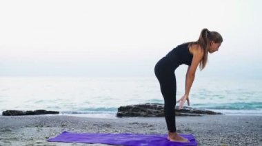 genç erkek plaj yavaş hareket yoga uygulamaları