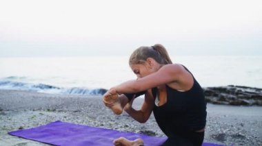 genç erkek plaj yavaş hareket yoga uygulamaları