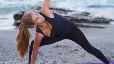 genç erkek plaj yavaş hareket yoga uygulamaları