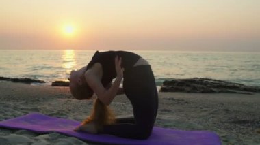 genç erkek plaj yavaş hareket yoga uygulamaları