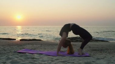 genç erkek plaj yavaş hareket yoga uygulamaları