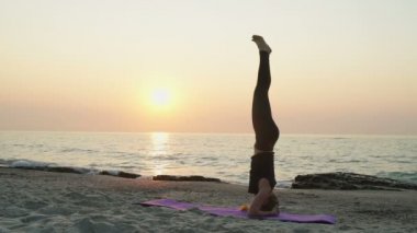 genç erkek plaj yavaş hareket yoga uygulamaları