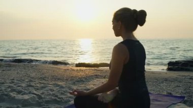 genç erkek plaj yavaş hareket üzerinde meditasyon