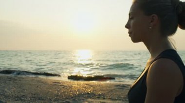 genç erkek plaj yavaş hareket üzerinde meditasyon