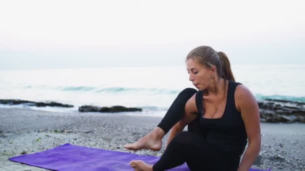 mladá žena praxe jógy na pláži Zpomalený pohyb