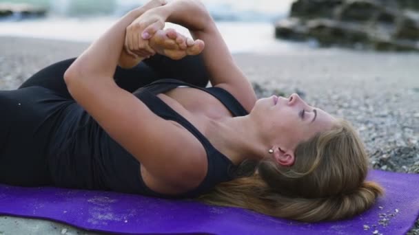 Mladá žena praxe jógy na pláži Zpomalený pohyb — Stock video