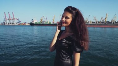 zarif iş Bayan görüşmeler liman yavaş çekimde telefonda