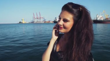 zarif iş Bayan görüşmeler liman yavaş çekimde telefonda