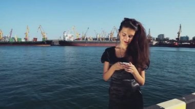 şık iş kadını smartphone cep telefonu ile liman yavaş çekimde mobil internet kullanır