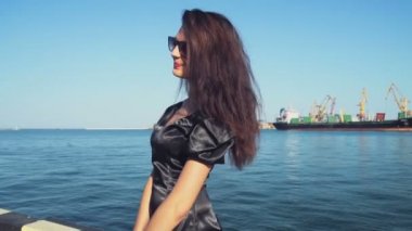 küçük zarif hanım liman ve gülümsüyor ağır çekimde standları