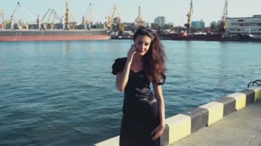 zarif iş Bayan görüşmeler liman yavaş çekimde telefonda