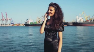 zarif iş Bayan görüşmeler liman yavaş çekimde telefonda