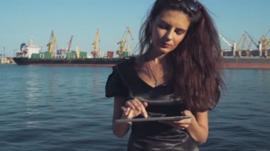 şık iş kadını bir tablet bilgisayar seaport ağır çekimde kullanır.