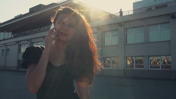 Güzel kadın konuşuyor telefonda liman yavaş hareket — Stok video