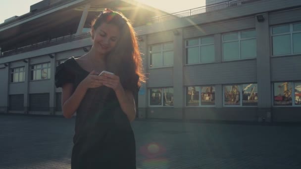 Hermosa mujer habla por teléfono en el puerto de cámara lenta — Vídeo de stock