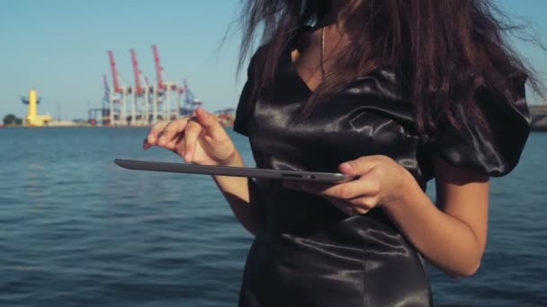 Elegante zakenvrouw maakt gebruik van een tablet pc in de zeehaven geen gezicht Slowmotion — Stockvideo