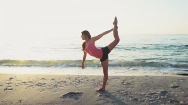 genç erkek jimnastik üzerinde plaj yavaş hareket etmez