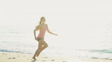 genç erkek jimnastik üzerinde plaj yavaş hareket etmez