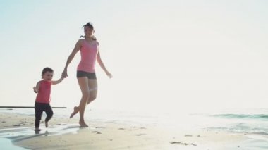 Anne ve çocuk plaj yavaş hareket çalıştırın