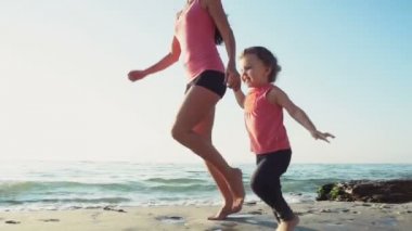 Anne ve çocuk plaj yavaş hareket çalıştırın