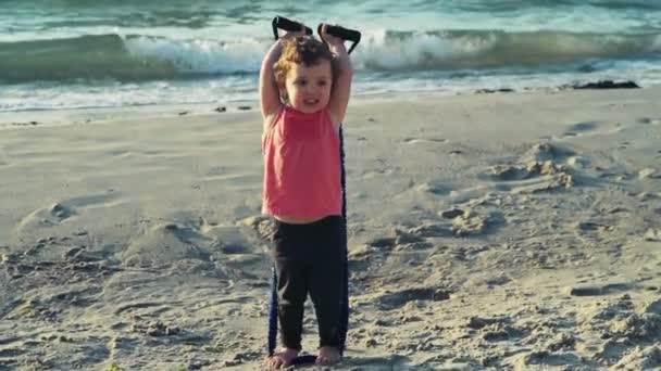 Ребенок работает на пляже замедленной съемки — стоковое видео