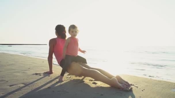 母亲和她的孩子工作海滩慢动作 — 图库视频影像