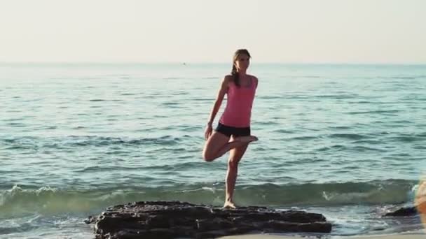 Joven hembra hace gimnasia en la playa cámara lenta — Vídeos de Stock