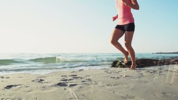 Ung kvinna gör jogging på stranden slow motion — Stockvideo