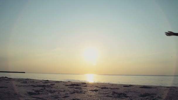 Jonge vrouw draait op het strand slow motion — Stockvideo