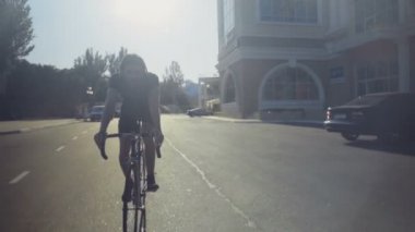 genç yakışıklı adam park yavaş çekimde bir bisiklet ile gidiyor