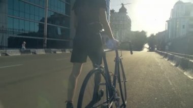 genç adam Onun Bisiklet ağır çekim yakınındaki yolda giderken