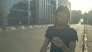 Genç motorcu textes telefon yavaş hareket bir mesaj