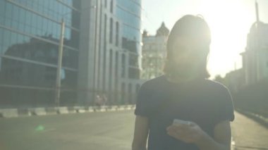 Genç motorcu textes telefon yavaş hareket bir mesaj