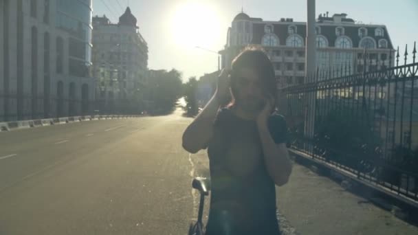 Giovane si fermò a fare una telefonata mentre andava in bicicletta in città — Video Stock