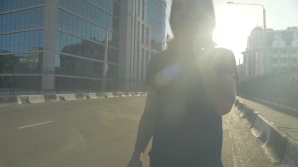 Jeune motard parle au téléphone dans la ville au ralenti — Video