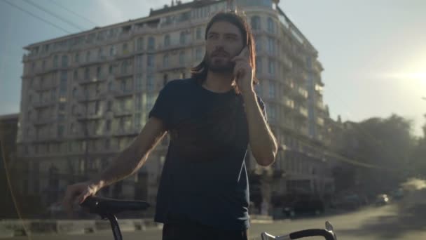 Junge Radfahrerin telefoniert in Zeitlupe in der Stadt — Stockvideo