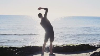 erkek atlet kadar BM plaj yavaş hareket güneş ışığı Isınma