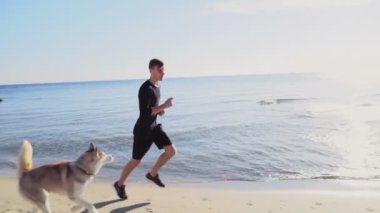 erkek runner ve plaj yavaş Koşu husky köpek