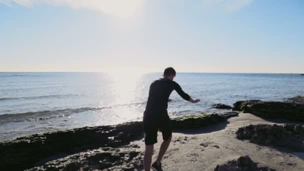 Joven haciendo gimnasia en la playa cámara lenta — Vídeos de Stock