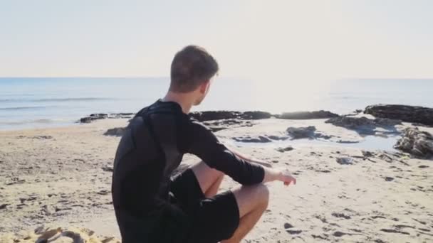 Jonge sportman u geniet van de zon en zee uitzicht op het strand slow motion — Stockvideo