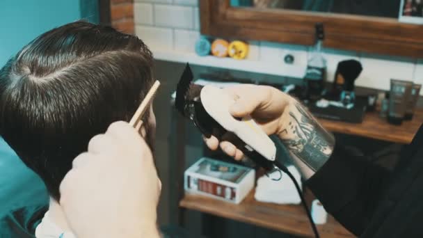 Barber cuts the hair of the client with clipper — Stock Video