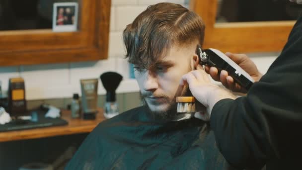 Barbiere taglia i capelli del cliente con clipper — Video Stock
