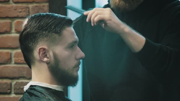 Friseur schneidet dem Kunden mit Schere die Haare — Stockvideo