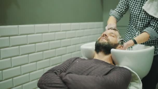 Barber μαλλιά τους πελάτες πλύσιμο — Αρχείο Βίντεο