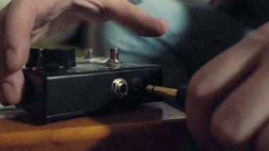 Erkek el gitar efekt pedal için jack kablosunu takın